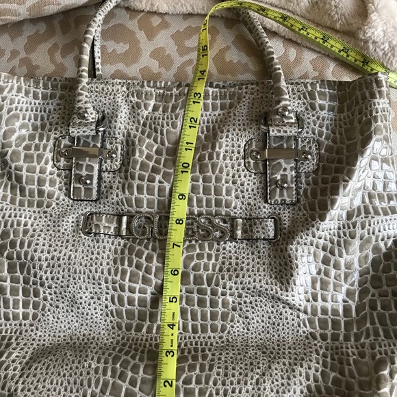 💥Guess Tote💥 - Picture 4 of 5